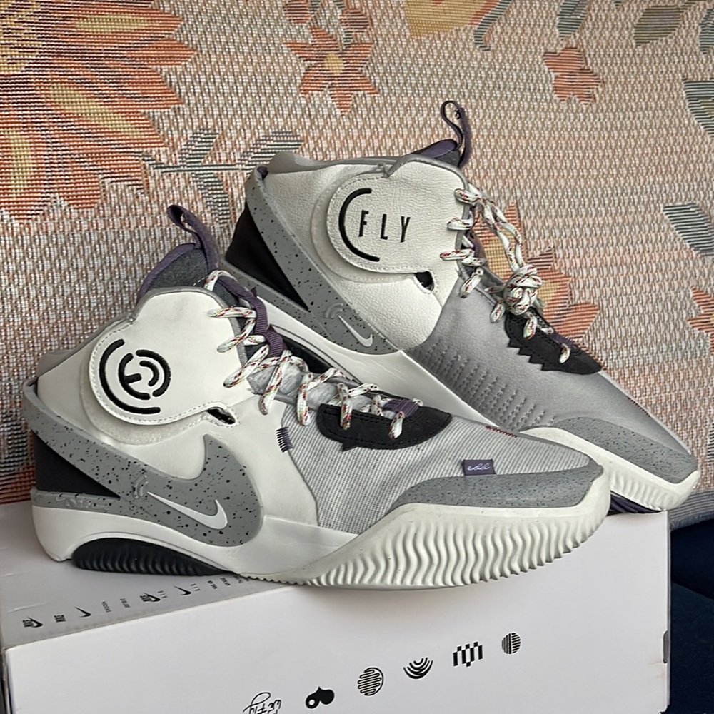 Nike Air Deldon "Together 
We Fly" Men’s
Basketball Shoe
Summit White/Pale Ivory - Picture 7 of 16